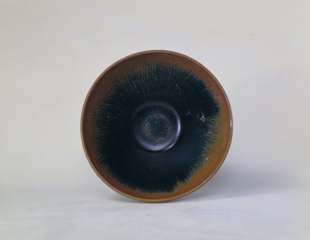 建阳窑黑釉兔毫盏   建阳窑黑釉兔毫盏,宋,高9.6cm,口径16.